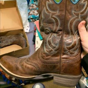 Ariat women’s 9. HARDLY worn. Like new.